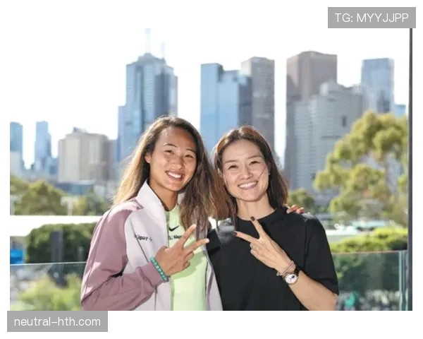 刷到郑钦文出街照，我把钱包藏好了——那只包等于我半年的生活费