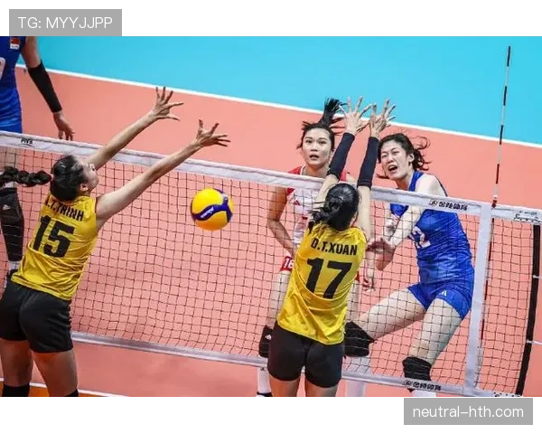 李盈莹训练完随手啃个鸡腿，这自律和胃口真不冲突啊？